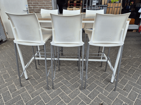 bartafel met 6 krukken