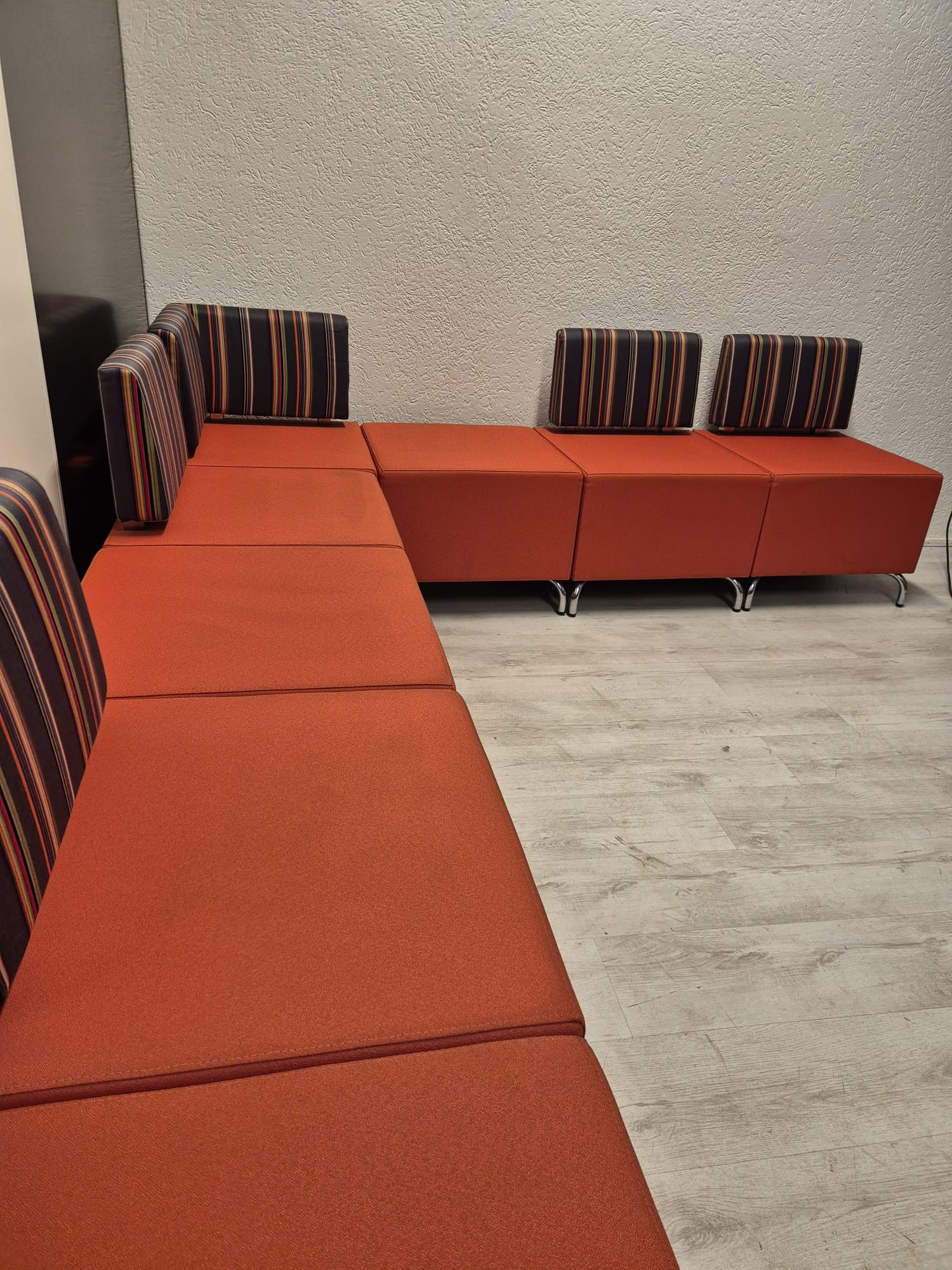 modulaire wachtbank van satelliet meubelen, ideaal voor wachtruimte, horeca, ontvangstruimte of kantoor.