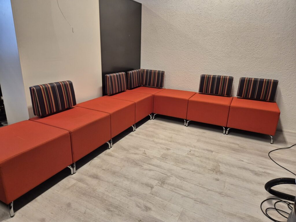 modulaire wachtbank van satelliet meubelen, ideaal voor wachtruimte, horeca, ontvangstruimte of kantoor.