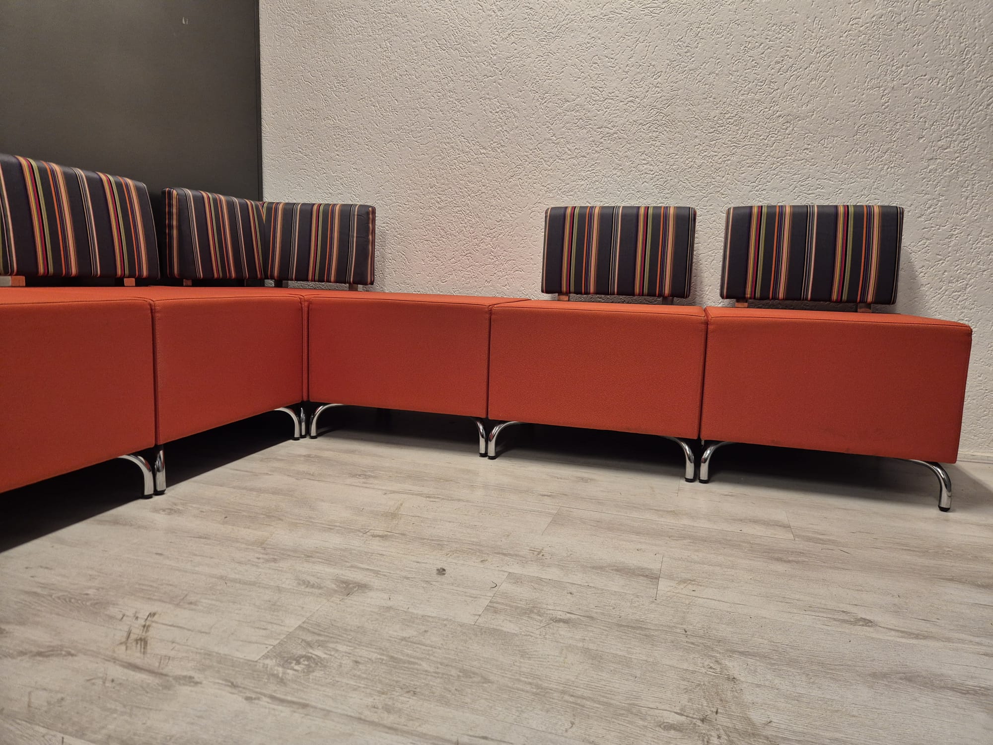 modulaire wachtbank van satelliet meubelen, ideaal voor wachtruimte, horeca, ontvangstruimte of kantoor.