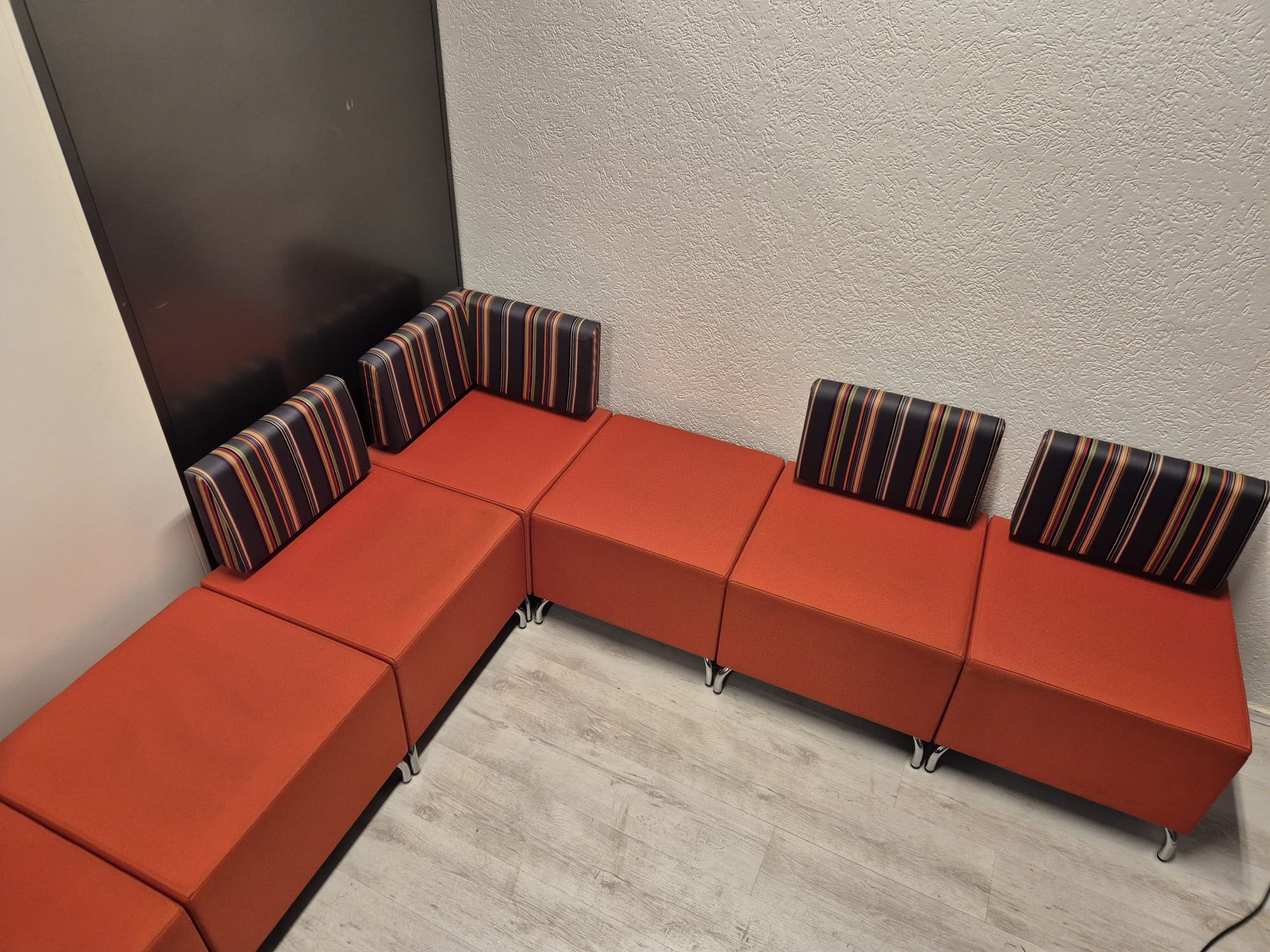 modulaire wachtbank van satelliet meubelen, ideaal voor wachtruimte, horeca, ontvangstruimte of kantoor.