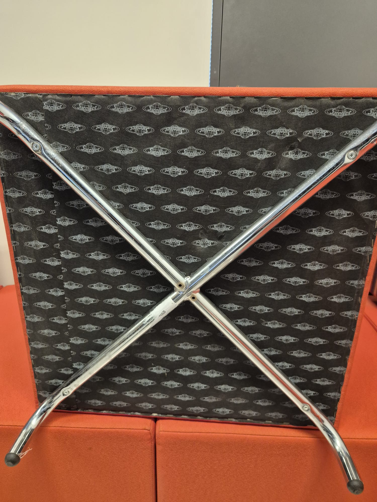 modulaire wachtbank van satelliet meubelen, ideaal voor wachtruimte, horeca, ontvangstruimte of kantoor.