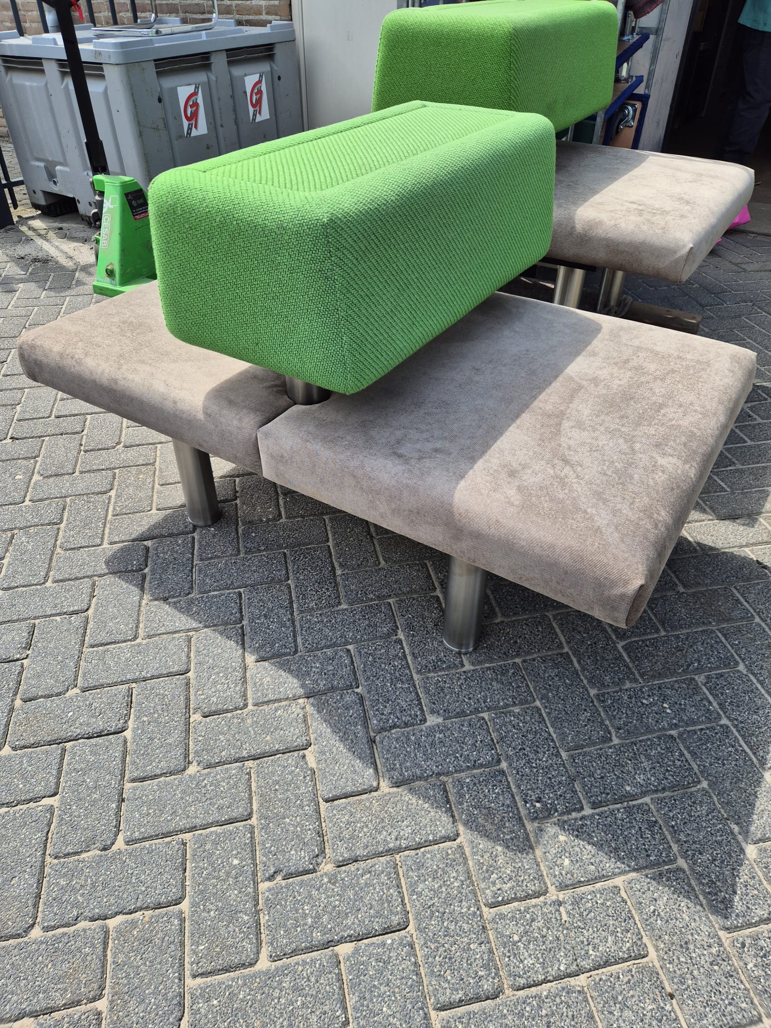 design projectbanken | nieuw gestoffeerd | taupe & groen