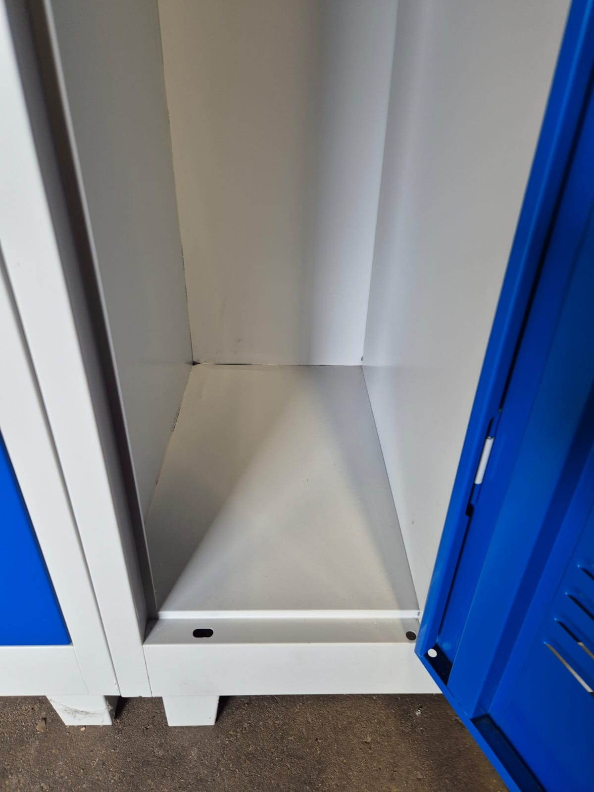 metalen lockerkast met 3 deuren – blauw/lichtgrijs